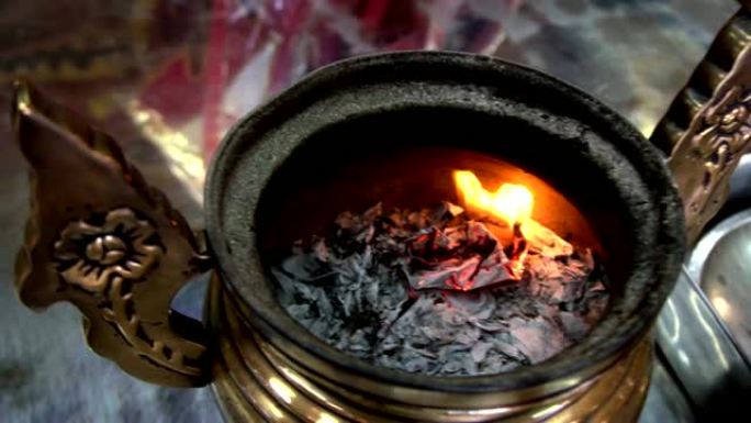 中国传统火锅捐赠纸的特写烧毁证书。