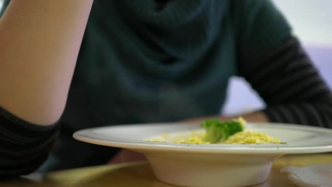 在比萨店享用美食。食物包括意大利面，比萨饼，沙拉和意大利面。