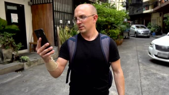 预算背包客游客与智能手机在曼谷导航