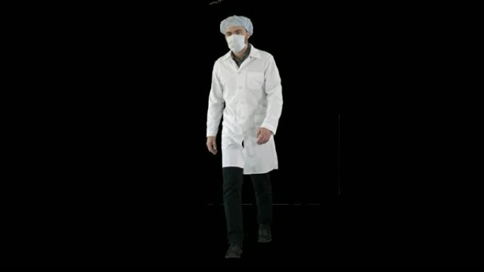 走路的年轻男医生戴着口罩和医疗帽，阿尔法频道