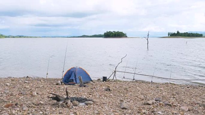 热带湖附近独自钓鱼和露营帐篷