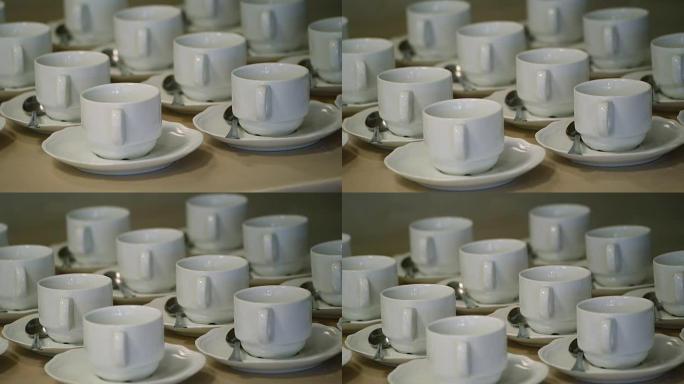 桌子上有许多白色茶杯