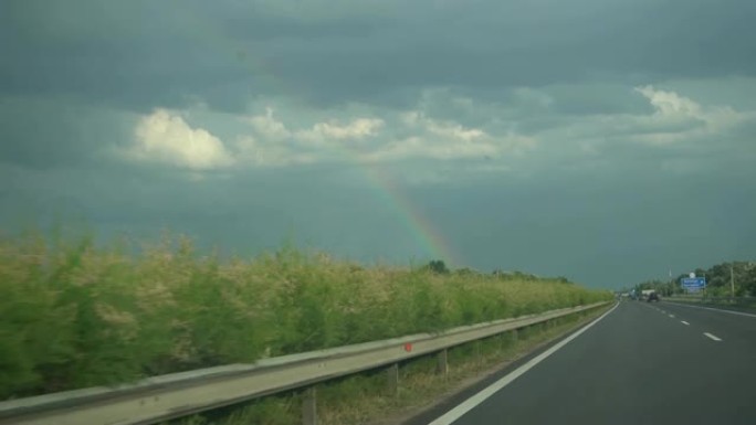 在高速公路上驾驶汽车驶向彩虹