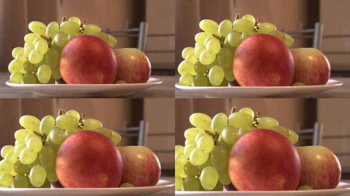 白色背景上的水果翻盘，葡萄，桃子，苹果