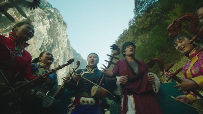 藏族男女拉马头琴唱歌欢聚