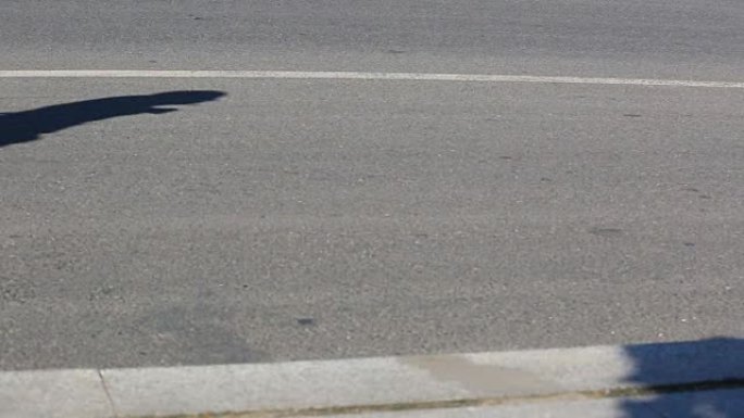 散焦的马拉松运动员在城市道路上奔跑