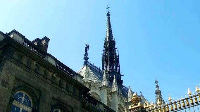 法国巴黎正义宫和圣礼拜堂正门阳光明媚的夏日 -- 建筑背景