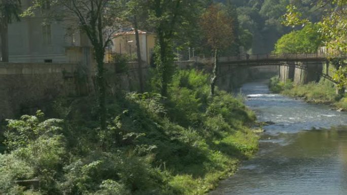 位于罗马尼亚西部的温泉度假村赫库兰的塞纳河和桥-罗马尼亚赫库兰温泉度假村的风景4K 3840X216