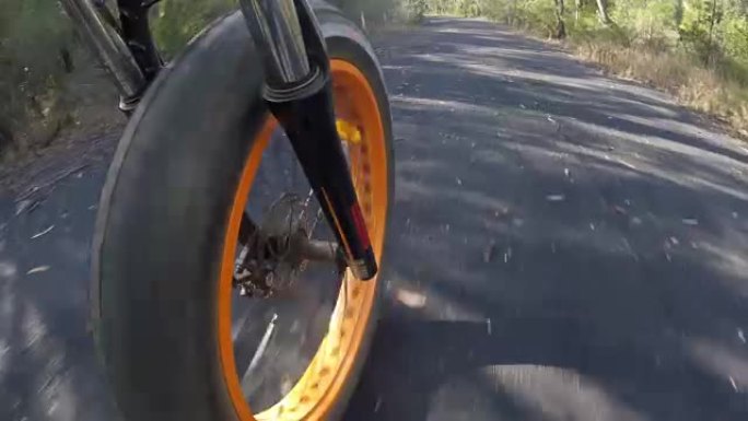 fat tire电动电动自行车在越野小径上行驶的前轮