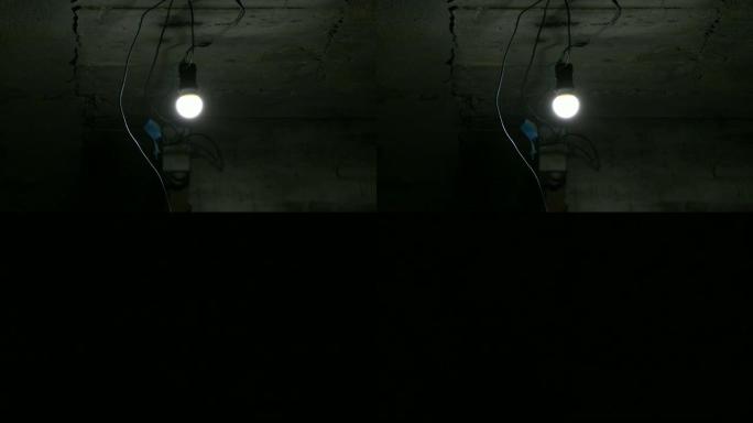 灯泡严重安装在熄灭的地牢的天花板上