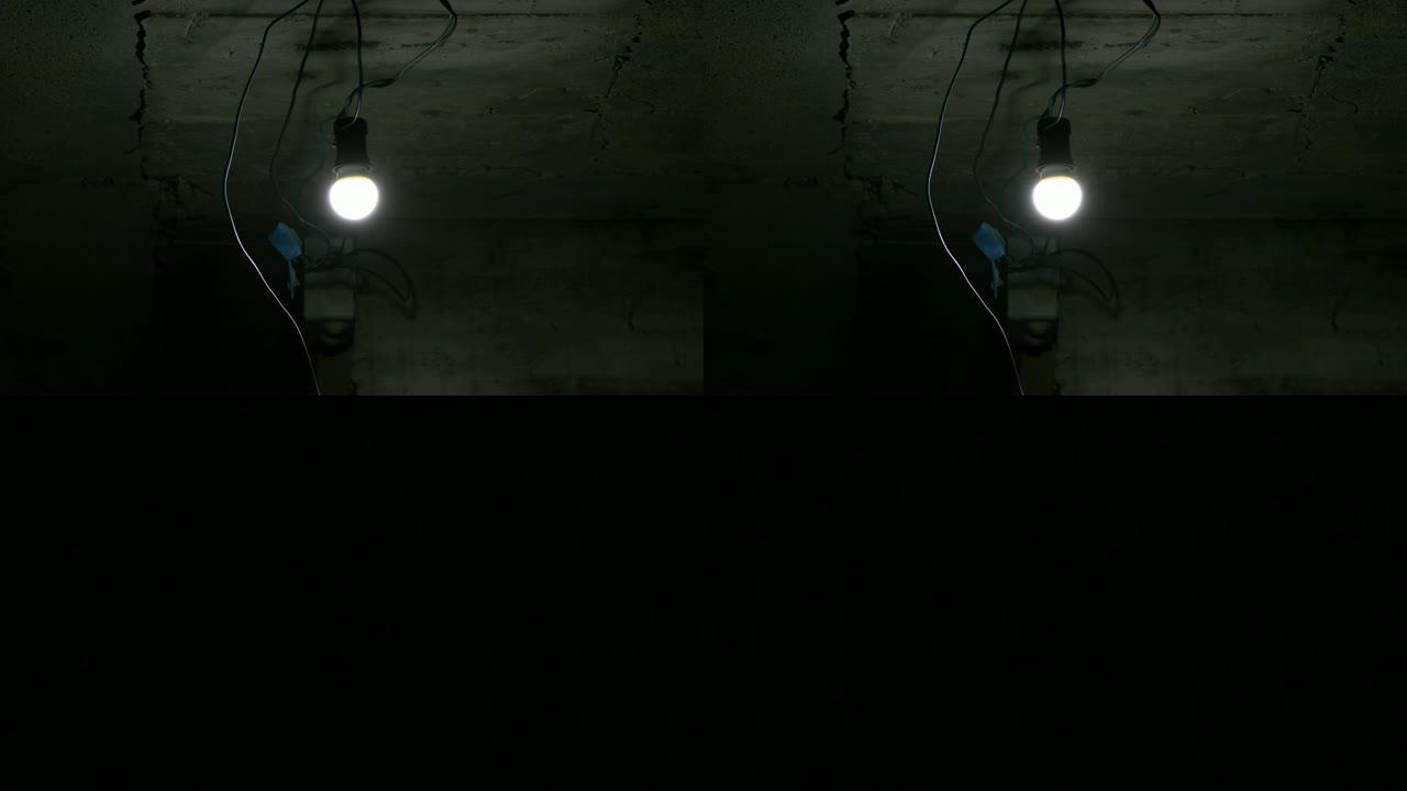 灯泡严重安装在熄灭的地牢的天花板上