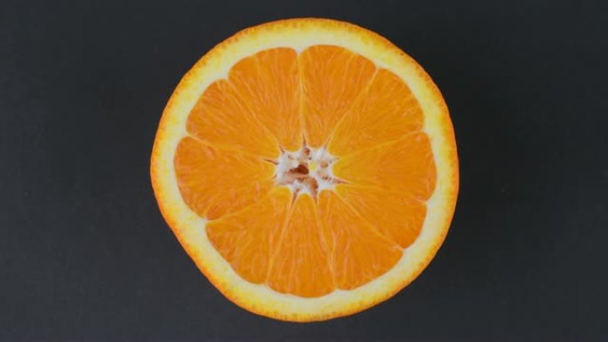 Marco拍摄橙色水果并旋转。关闭橘子肉