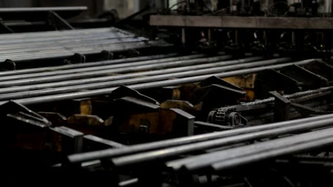 金属管生产线。钢铁厂内部。金属管厂。工厂内部，大型钢铁厂，金属厂。