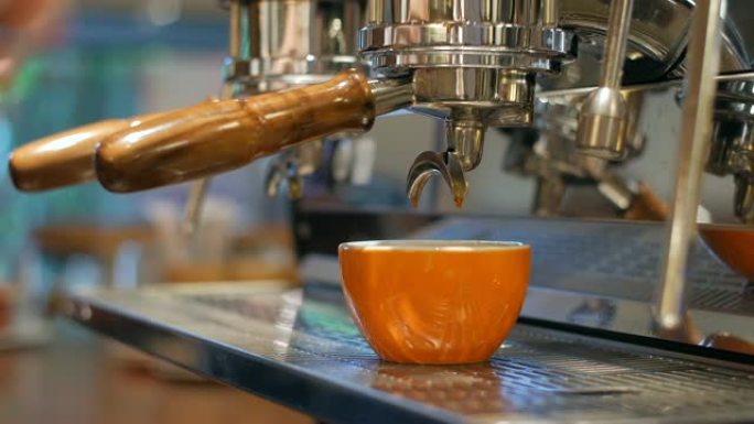 专业咖啡机在哥伦比亚麦德林制作浓缩咖啡，完成流程并取出杯子，特写