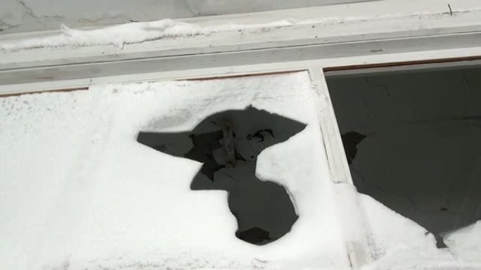 古迪姆鬼城废弃房子雪地里的破窗。
