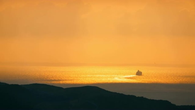 遥远的游轮剪影的时光倒流驶向希腊圣托里尼岛的日落。