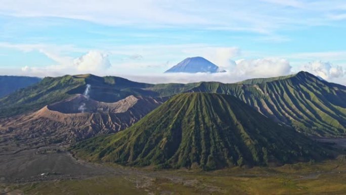 ZI: 布罗莫山是一座活火山，是印度尼西亚东爪哇省腾格里地块的一部分。