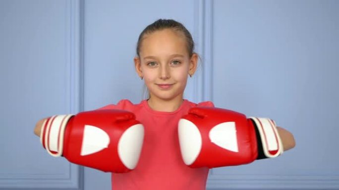 穿着拳击手套的肖像年轻女孩拳击手准备在戒指上战斗