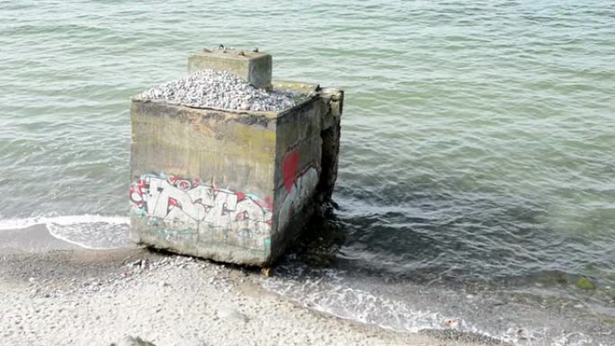波罗的海沿岸涂鸦的防空洞