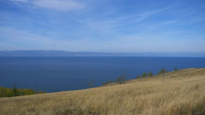 俄罗斯伊尔库茨克奥尔洪岛贝加尔湖蓝天和草地的惊人美丽景观
