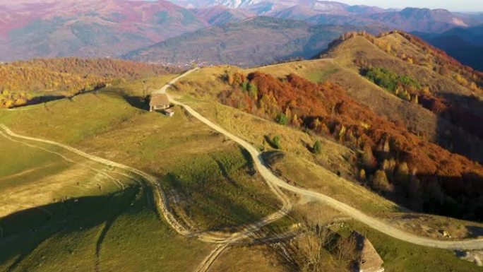 罗马尼亚特兰西瓦尼亚的木制房屋、茅草屋顶和土路的空中无人机4k景观