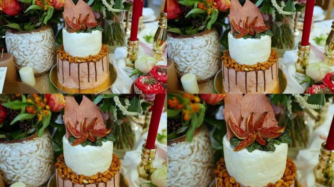 婚礼当天在桌子上摆放着各种颜色的鲜花的婚礼蛋糕和装饰