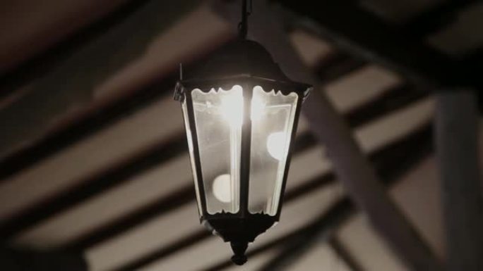 一个非常古老的复古灯笼在室内闪耀在天花板上
