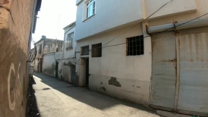 靠近叙利亚边境的基利斯省狭窄的古土耳其街。稳定的凸轮射击基利斯市。4k分辨率。