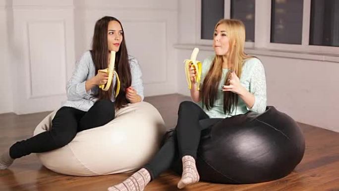 两个女孩吃大香蕉