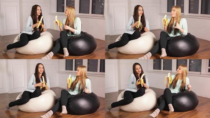 两个女孩吃大香蕉