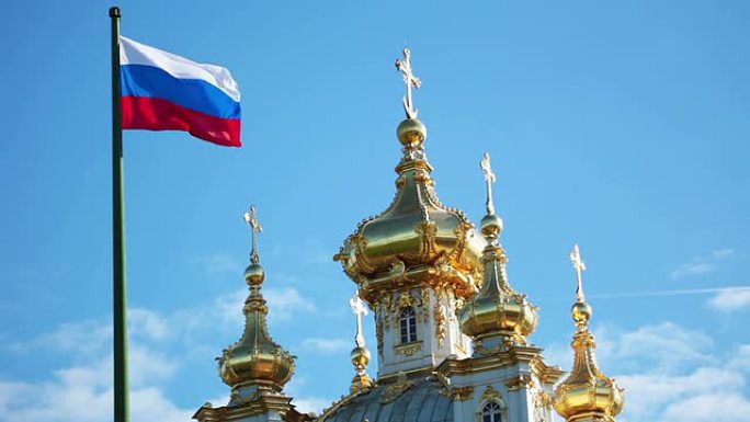教堂的圆顶和俄罗斯国旗