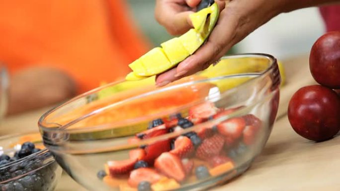 健康生活方式非裔美国家庭新鲜水果沙拉