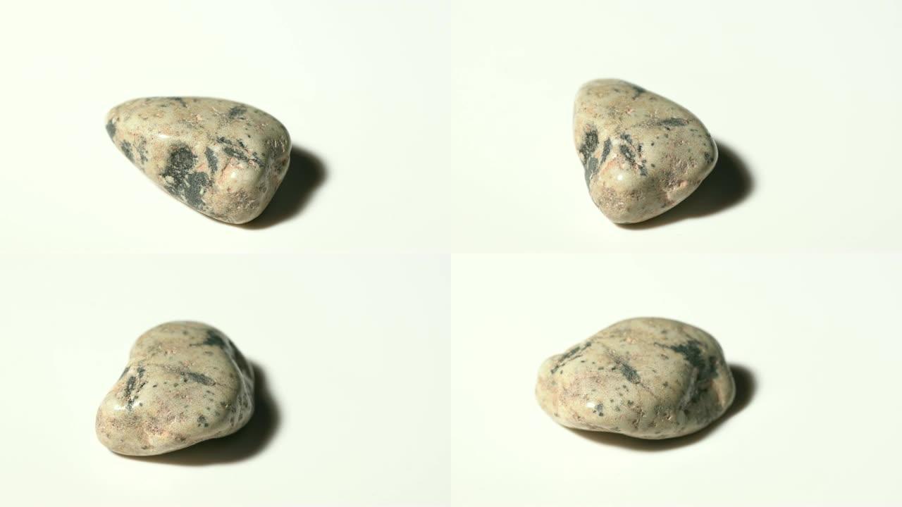 马克石矿物石样品旋转与白色背景
