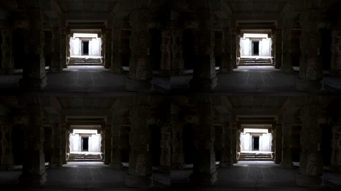 用石头制成的寺庙柱子，雕刻精美。