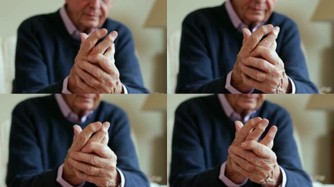 在家中患有关节炎的老人