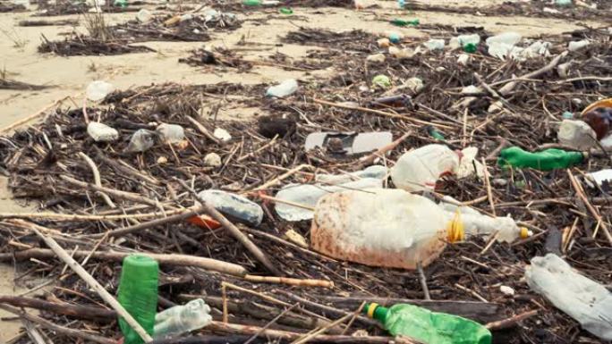 海洋的生态灾难。在黑海的沙滩上滑动大量塑料瓶，垃圾。背景中的波克移动波。环境污染