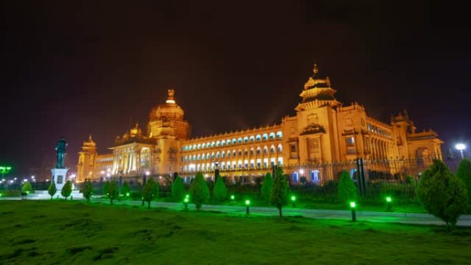 夜间照明班加罗尔市著名宫殿前广场全景4k延时印度