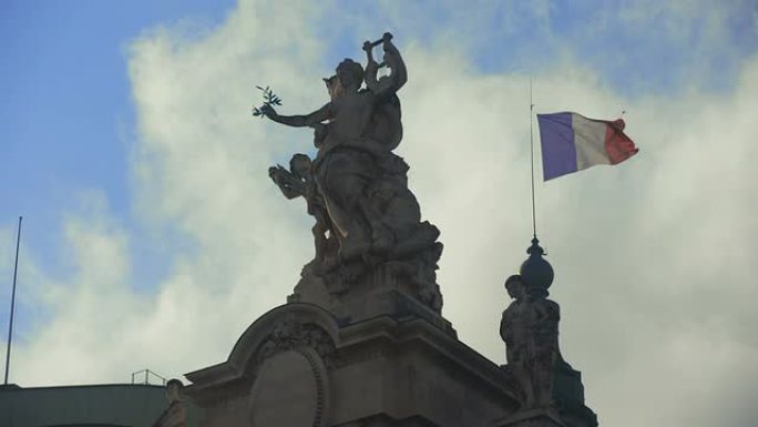 法国巴黎——2014年11月11日:法国国旗和雕像在风中飘扬。法国的象征。日记账de l 'armi