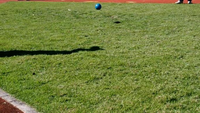 在体育馆里，一名运动员将铅球扔到了球场上。