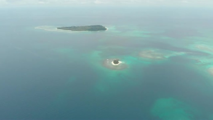 空中: 热带岛屿白色海滩加勒比海碧绿的水珊瑚礁