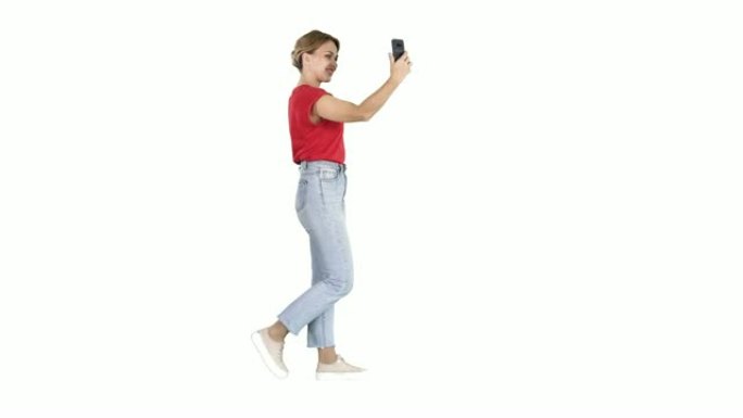 年轻可爱的女士正在白色背景上的手机视频博客上进行视频通话