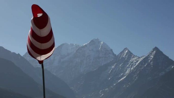 风向袋在风中吹拂，背景为喜马拉雅山峰