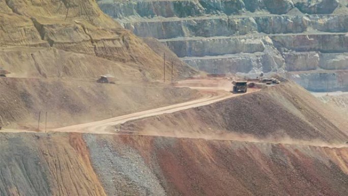 巨型露天铜矿中自卸车的远摄照片