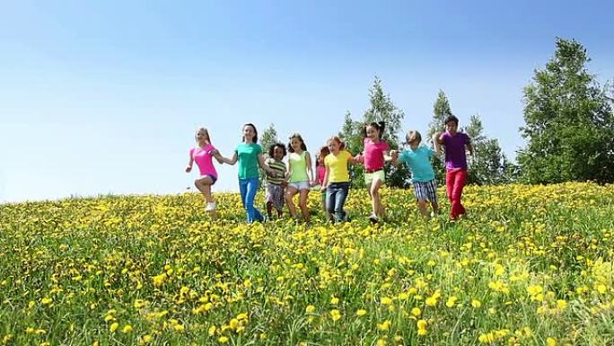 快乐的孩子们一起在蒲公英田里奔跑