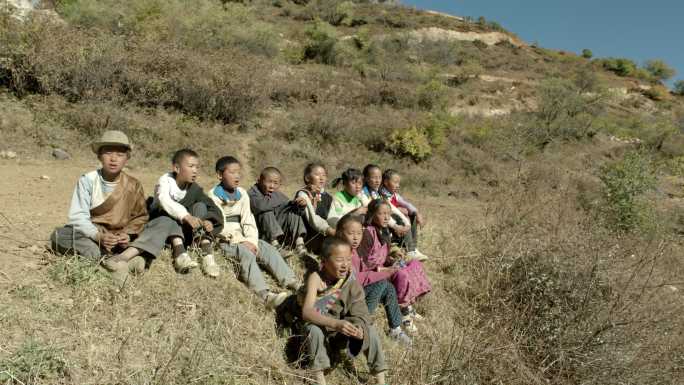 藏族儿童孩子在山坡唱歌
