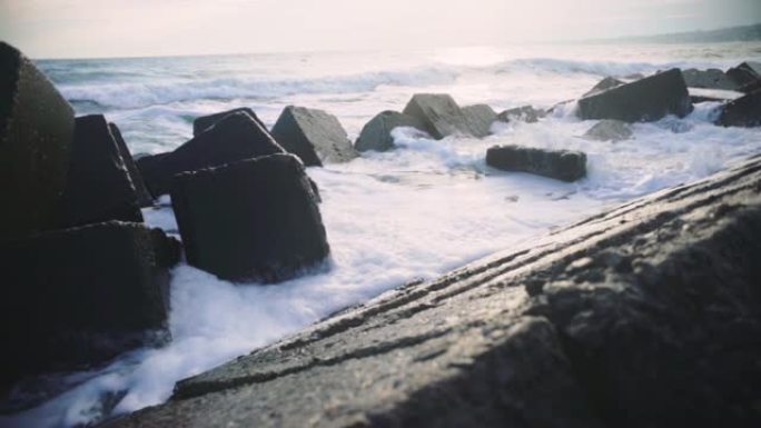 冷天风暴中的海浪，慢动作