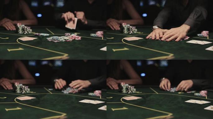 玩扑克的人赢钱，然后拿钱