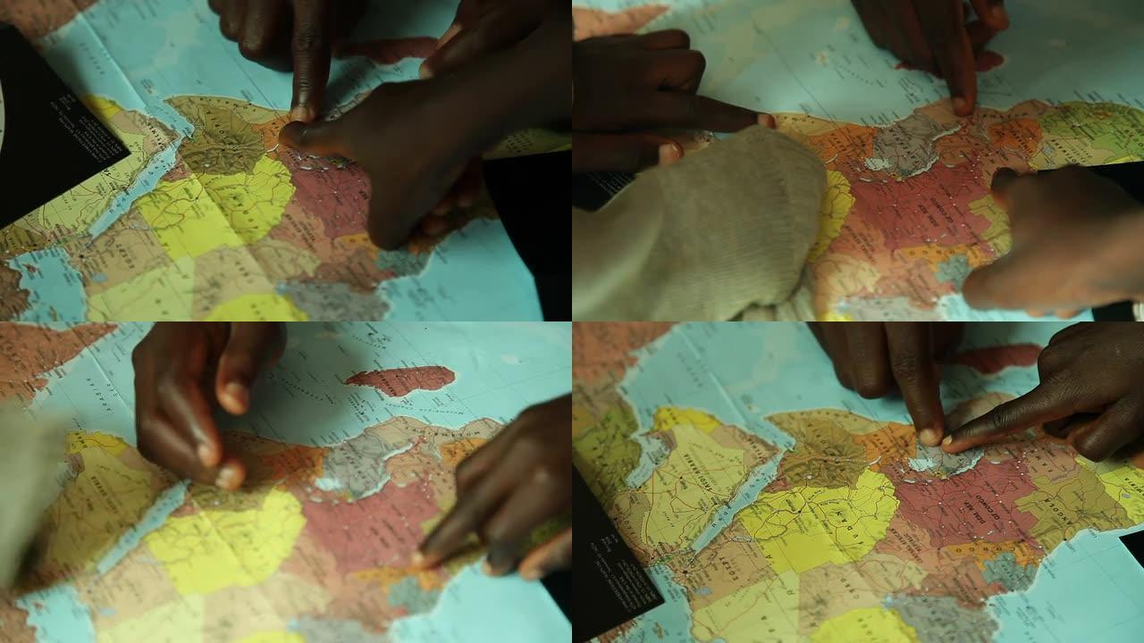 孩子们指着地图