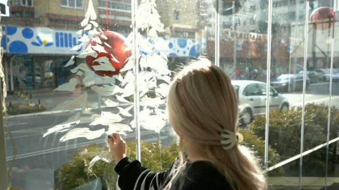 女艺术家在玻璃上画画