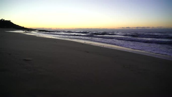 日出时富埃特文图拉海滩上的波浪